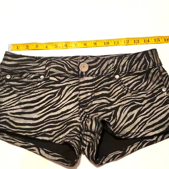 Almost Famous Pants - Almost famous Junior short animal print size 5 Very good condition